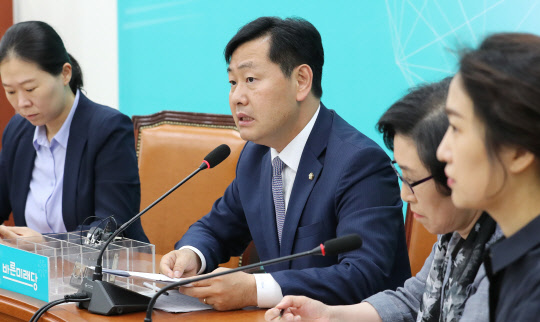 김관영 바른미래당 원내대표(가운데)가 9일 오전 국회에서 정기국회 관련 기자간담회을 열고 발언하고 있다. 연합뉴스